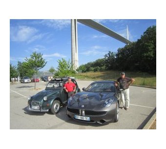 La 2CV DEFA au GNV et la Tesla électrique à l'éco-rallye des Cévennes 2013